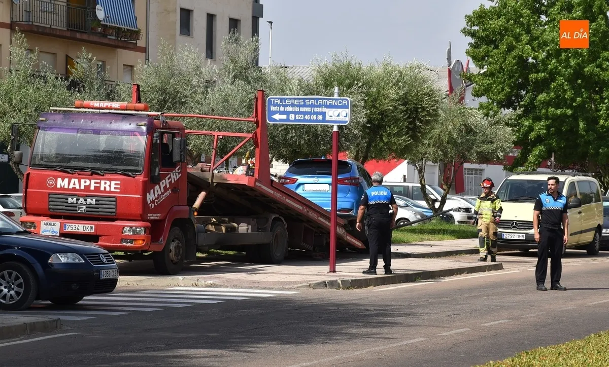 Foto 4 - Un conductor se sale de la calzada y choca contra una farola en plena Avenida de Salamanca