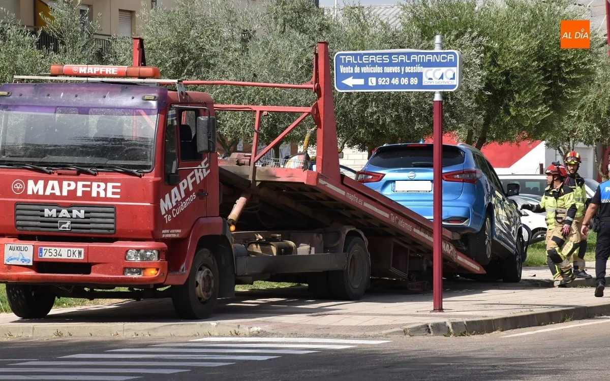 Foto 5 - Un conductor se sale de la calzada y choca contra una farola en plena Avenida de Salamanca