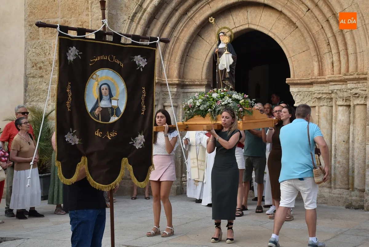 Foto 3 - Santa Clara de As&iacute;s procesiona entre vivas por las calles del Arrabal de San Francisco
