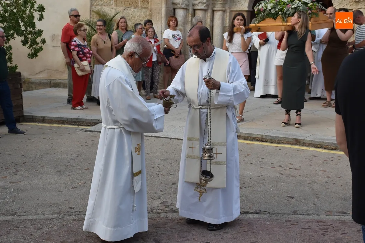 Foto 5 - Santa Clara de As&iacute;s procesiona entre vivas por las calles del Arrabal de San Francisco