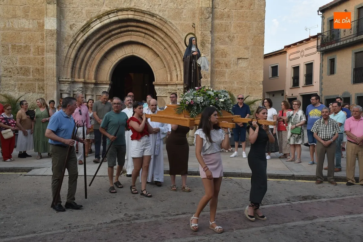 Foto 8 - Santa Clara de As&iacute;s procesiona entre vivas por las calles del Arrabal de San Francisco