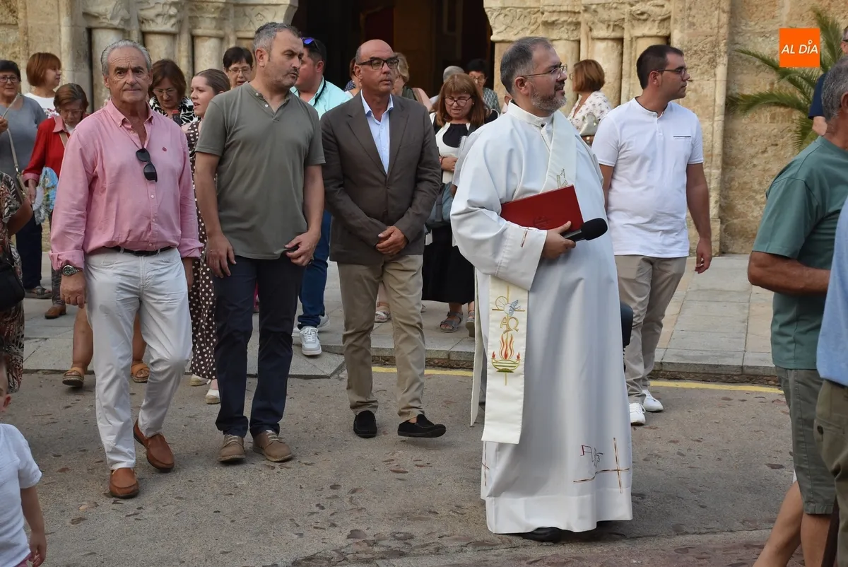 Foto 10 - Santa Clara de As&iacute;s procesiona entre vivas por las calles del Arrabal de San Francisco
