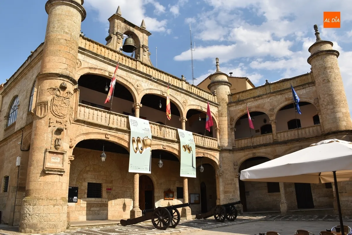 Foto 2 - El esp&iacute;ritu de la 28&ordf; Feria de Teatro asoma por la Plaza Mayor