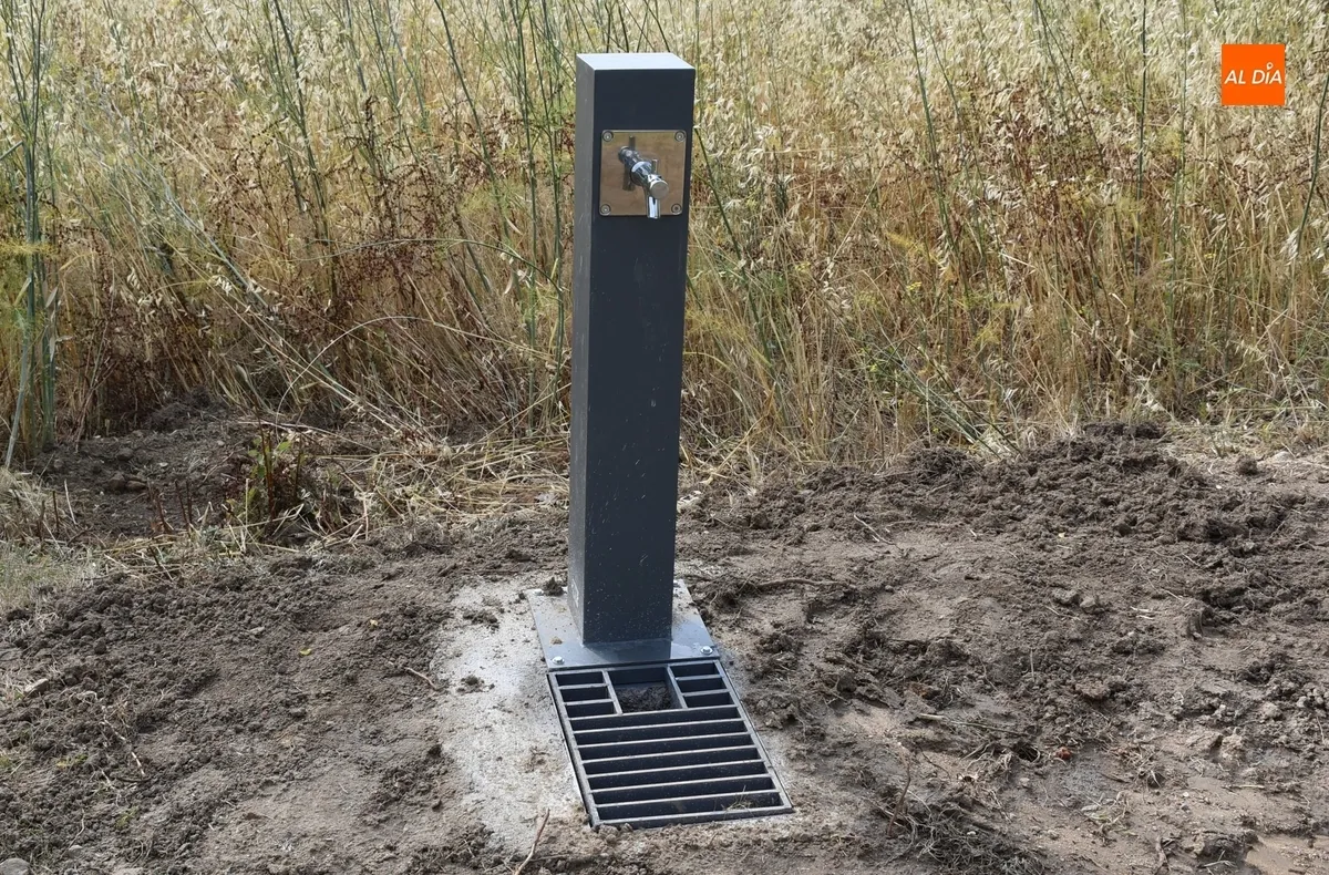 Foto 2 - Instalada una fuente-grifo en el parque del Sector 21, donde faltan los cubos de 4 de sus 5 papeleras