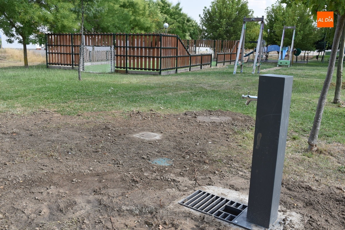 Instalada una fuente-grifo en el parque del Sector 21, donde faltan los cubos de 4 de sus 5 papeleras