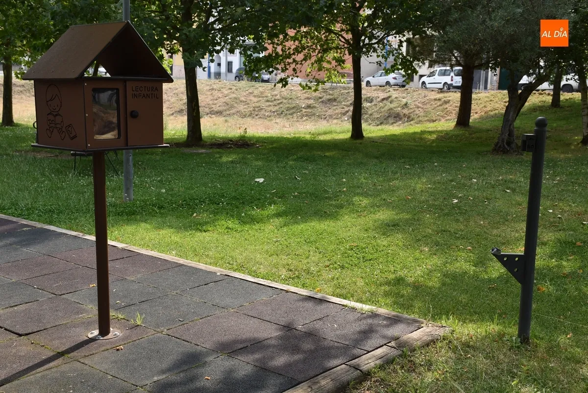 Foto 3 - Instalada una fuente-grifo en el parque del Sector 21, donde faltan los cubos de 4 de sus 5 papeleras