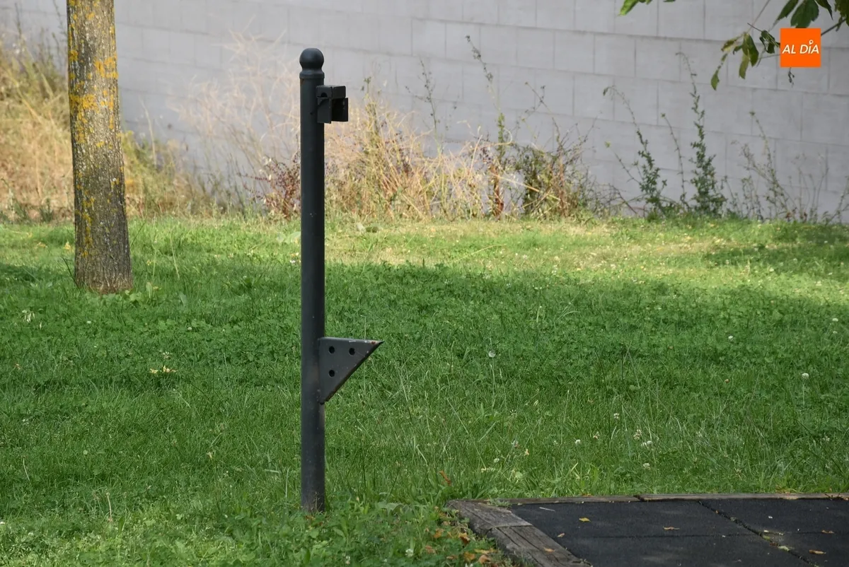 Foto 4 - Instalada una fuente-grifo en el parque del Sector 21, donde faltan los cubos de 4 de sus 5 papeleras