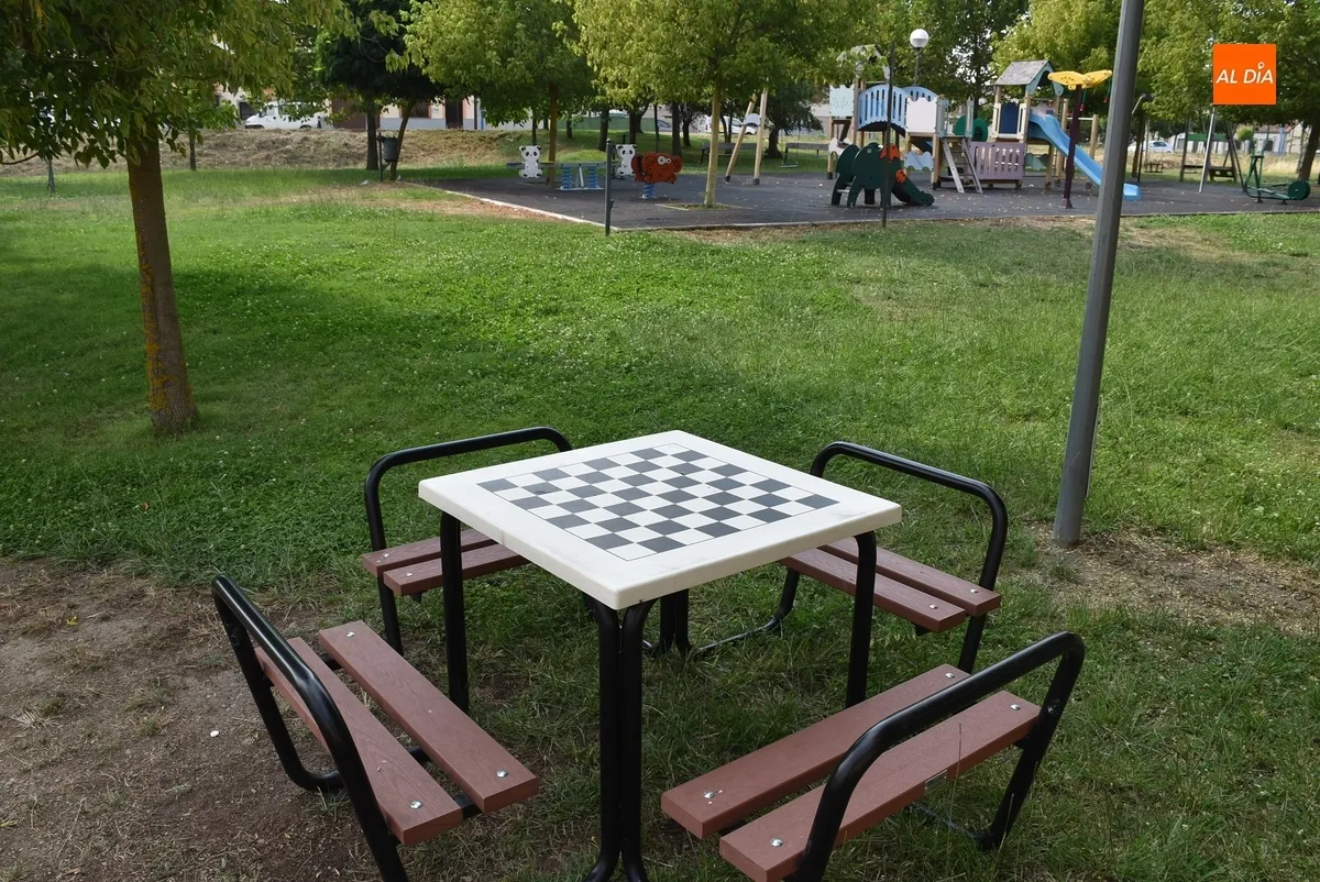 Foto 6 - Instalada una fuente-grifo en el parque del Sector 21, donde faltan los cubos de 4 de sus 5 papeleras
