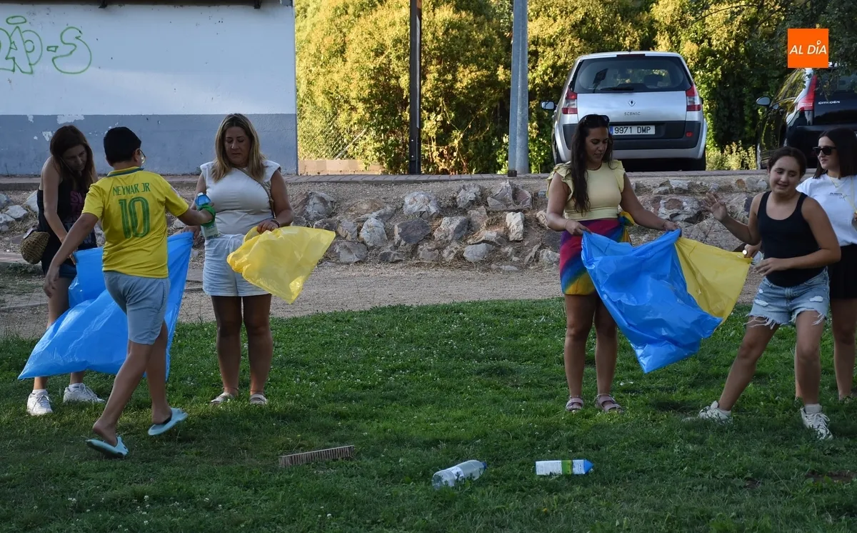 Foto 10 - Una veintena de chavales &lsquo;salva&rsquo; el r&iacute;o &Aacute;gueda