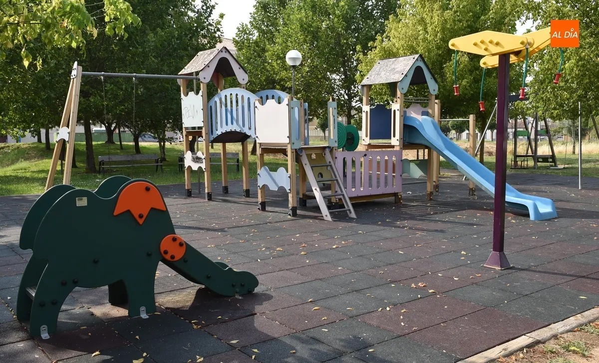 Foto 8 - Instalada una fuente-grifo en el parque del Sector 21, donde faltan los cubos de 4 de sus 5 papeleras