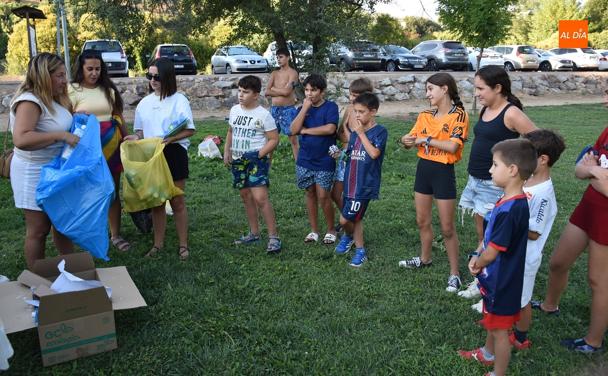 Una veintena de chavales ‘salva’ el río Águeda