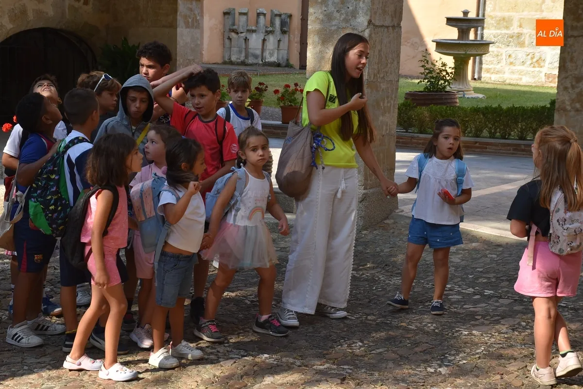 Foto 4 - Los participantes en Conciliamos descubren por dentro el Palacio Episcopal