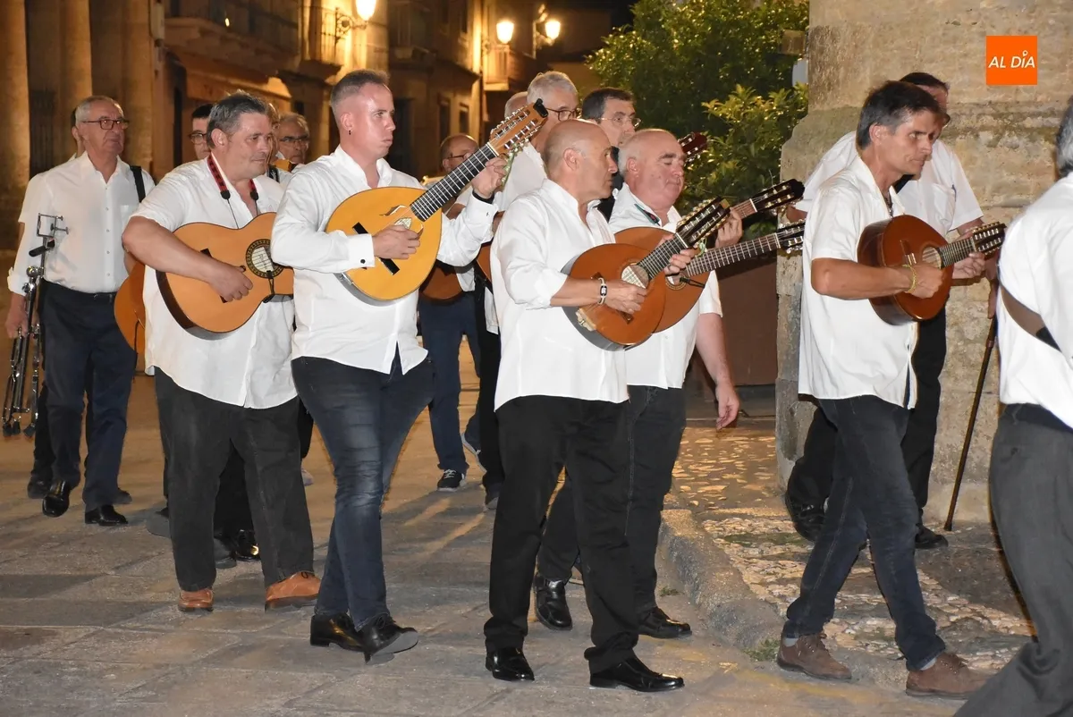 Foto 4 - Silvia Garc&iacute;a Rojo y la familia Acosta Rubio protagonizan el caluroso arranque del Martes Mayor