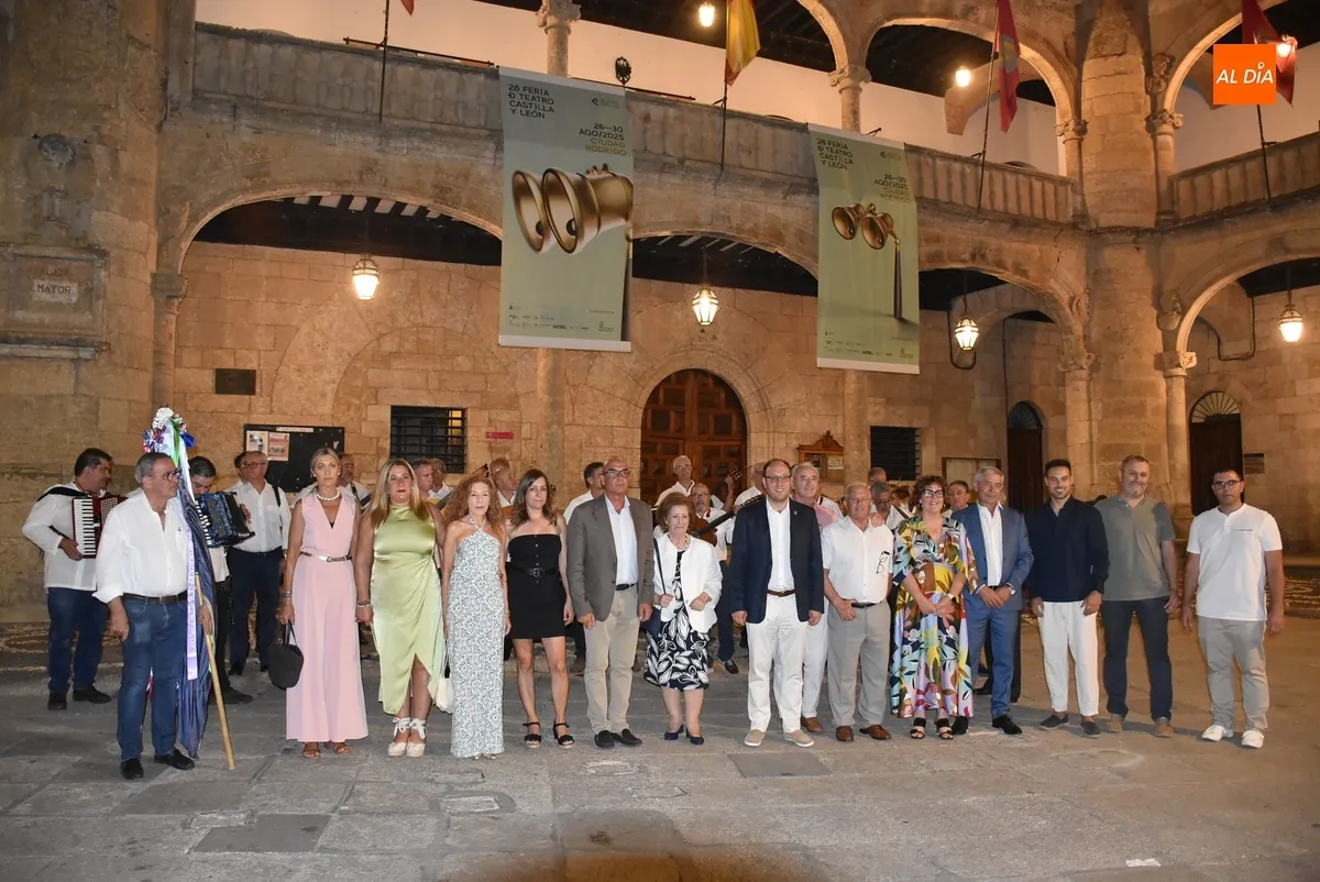 Foto 5 - Silvia Garc&iacute;a Rojo y la familia Acosta Rubio protagonizan el caluroso arranque del Martes Mayor