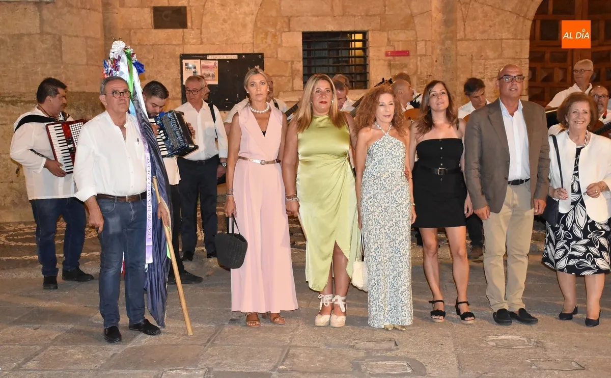Foto 6 - Silvia Garc&iacute;a Rojo y la familia Acosta Rubio protagonizan el caluroso arranque del Martes Mayor