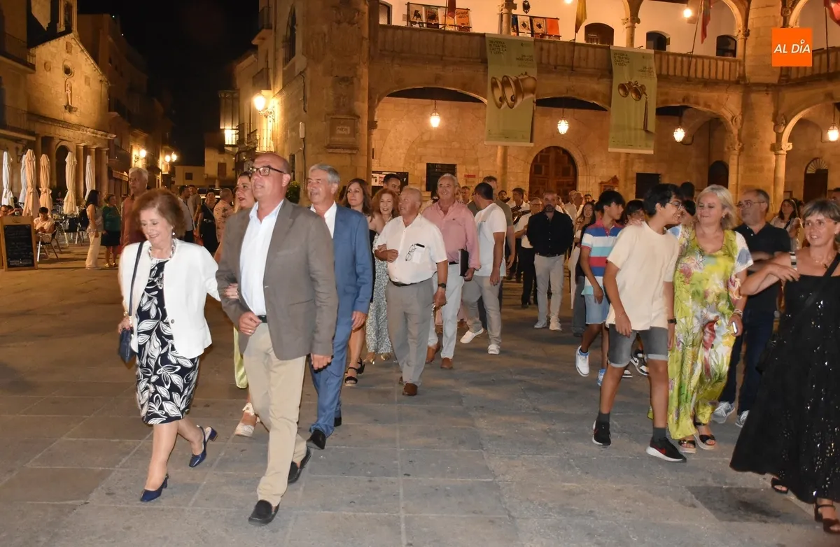 Foto 10 - Silvia Garc&iacute;a Rojo y la familia Acosta Rubio protagonizan el caluroso arranque del Martes Mayor