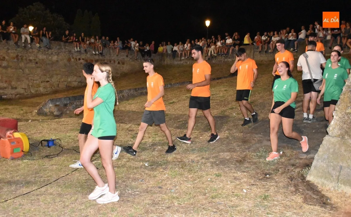Foto 3 - Los fosos viven una nueva noche de competici&oacute;n y risas con victoria final del equipo naranja