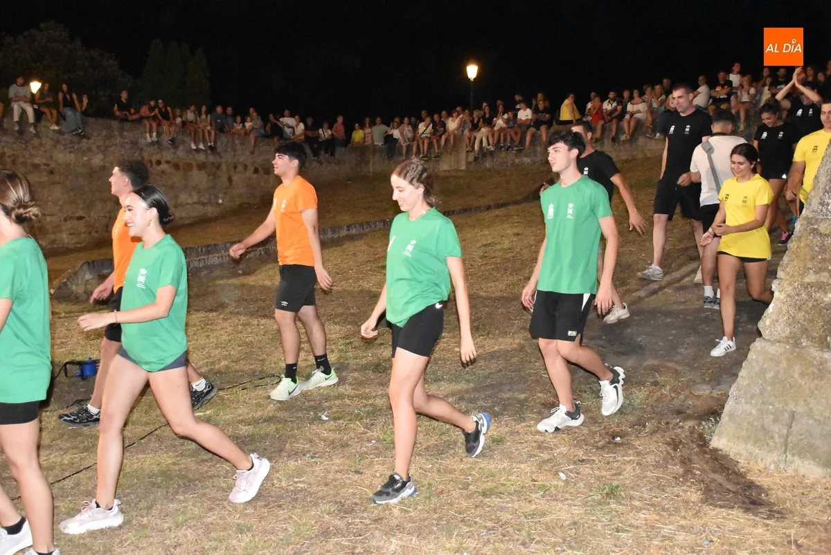 Foto 4 - Los fosos viven una nueva noche de competici&oacute;n y risas con victoria final del equipo naranja