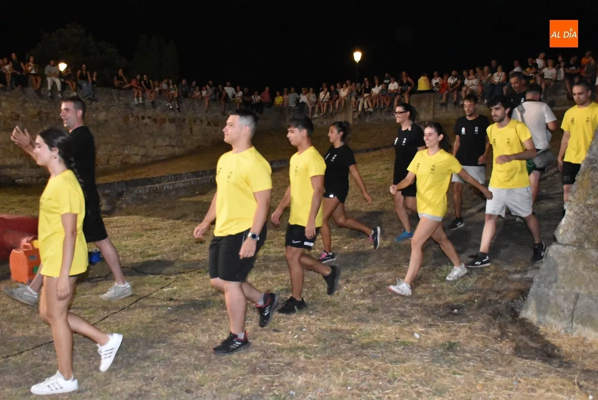 Foto 5 - Los fosos viven una nueva noche de competici&oacute;n y risas con victoria final del equipo naranja