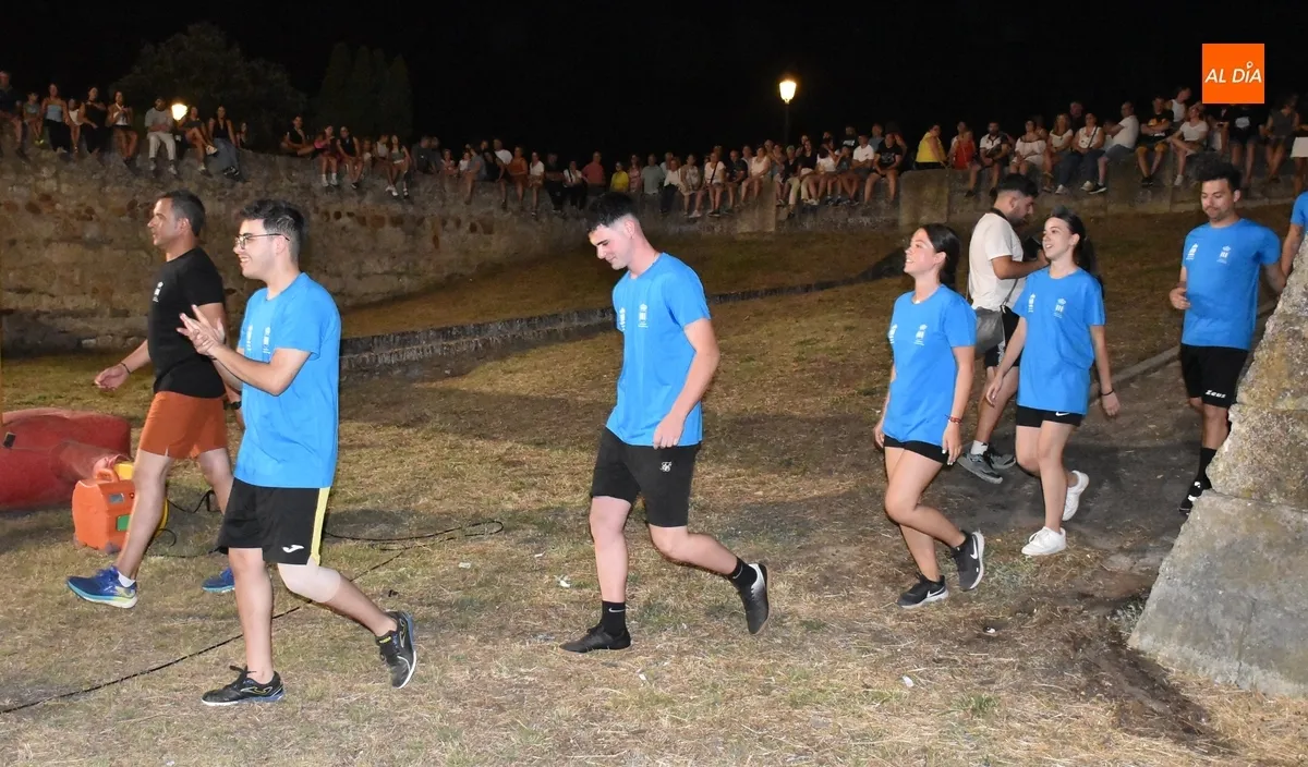 Foto 6 - Los fosos viven una nueva noche de competici&oacute;n y risas con victoria final del equipo naranja