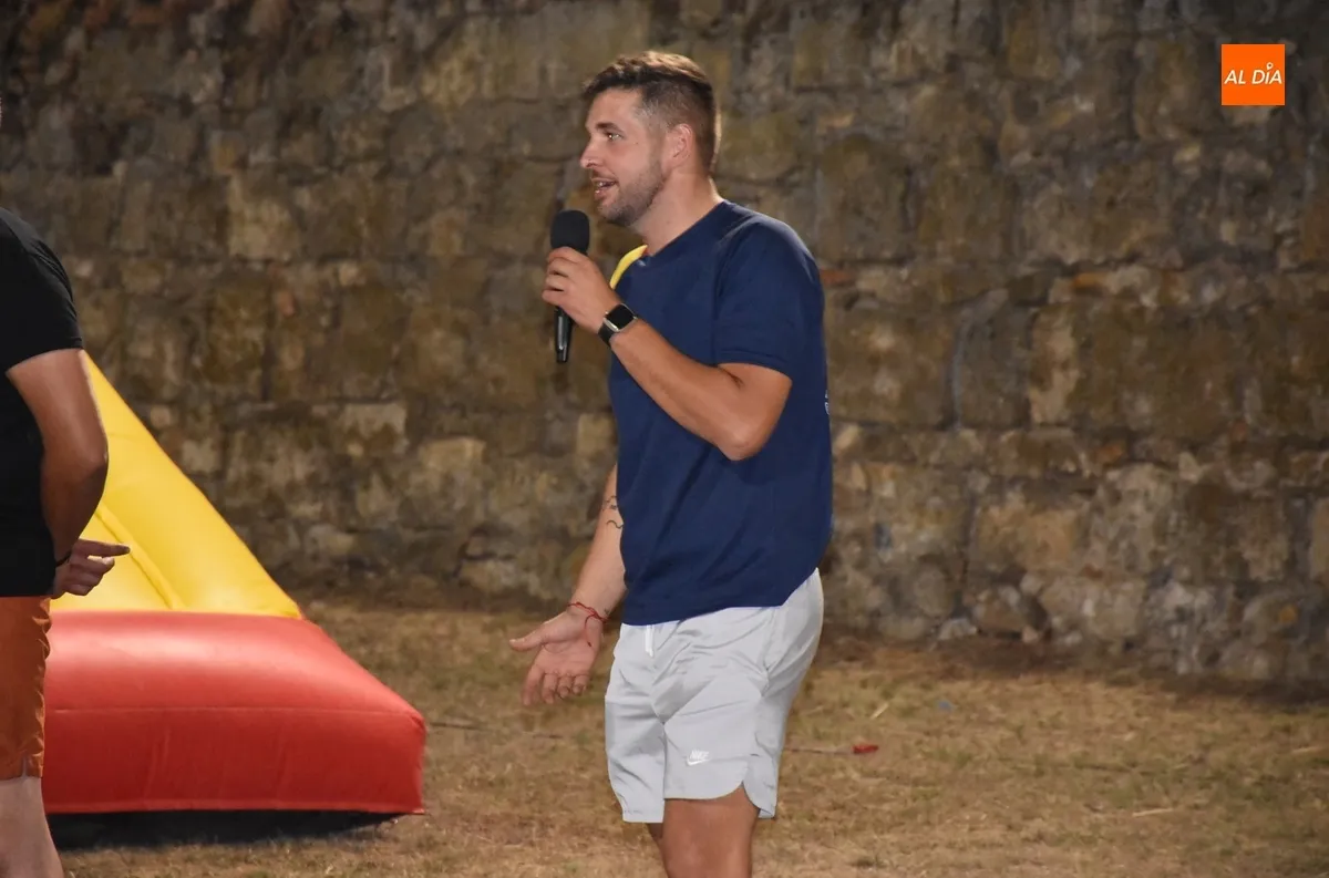 Foto 7 - Los fosos viven una nueva noche de competici&oacute;n y risas con victoria final del equipo naranja