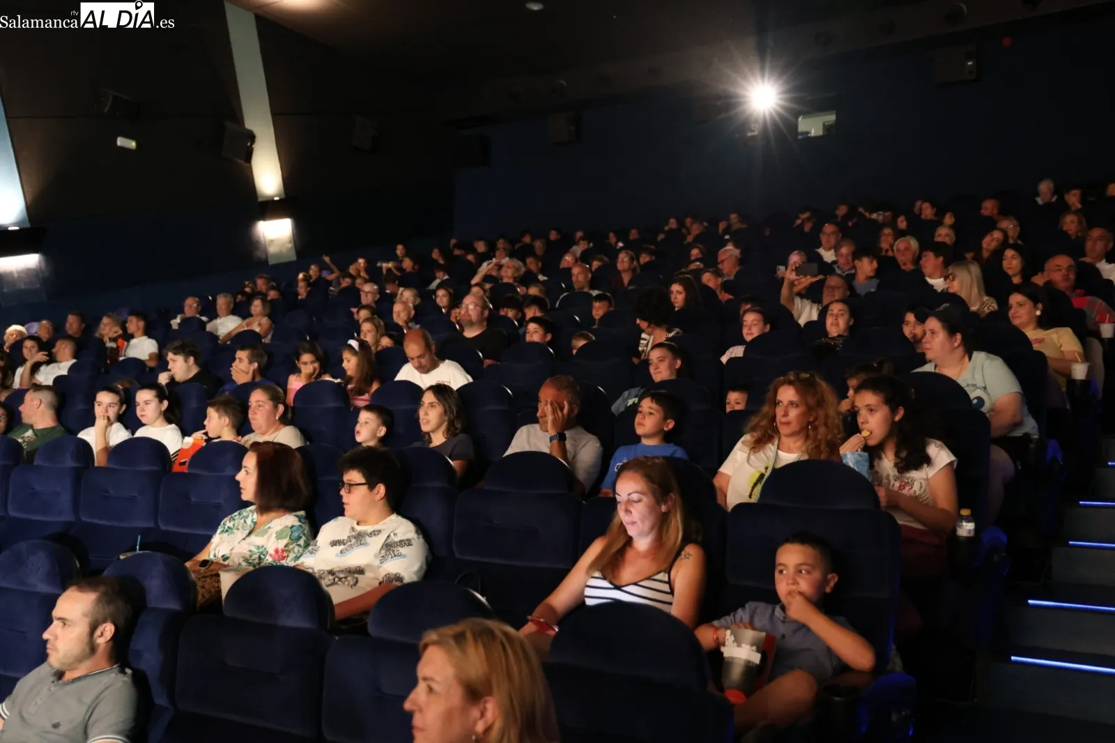 Foto 8 - El talento salmantino de Alba S&aacute;nchez Torremocha brilla en la presentaci&oacute;n de 'Los Futbol&iacute;simos 2'
