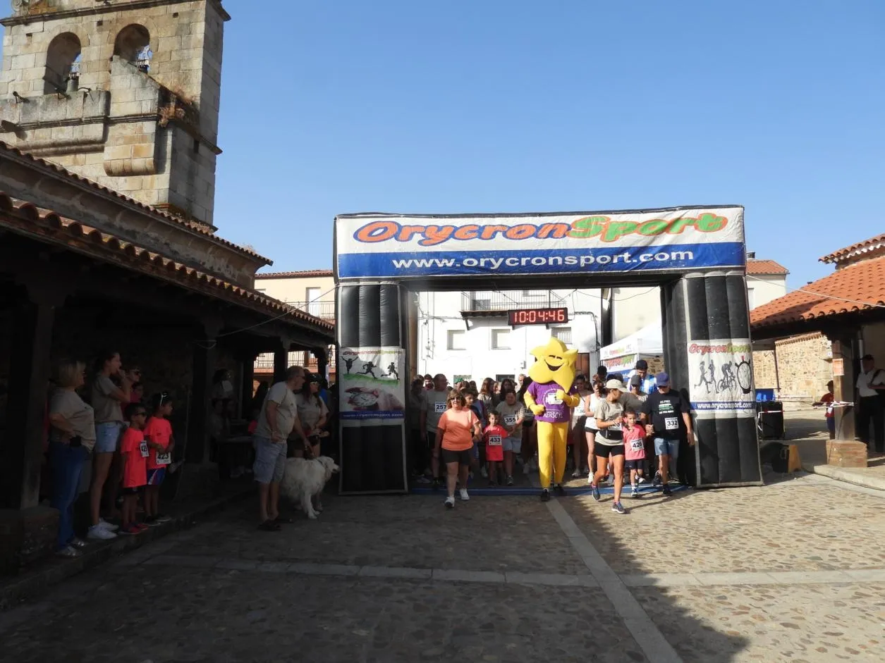Foto 17 - El Cabaco se vuelca con la solidaridad y el deporte en su primera Carrera Popular a favor de Aerscyl