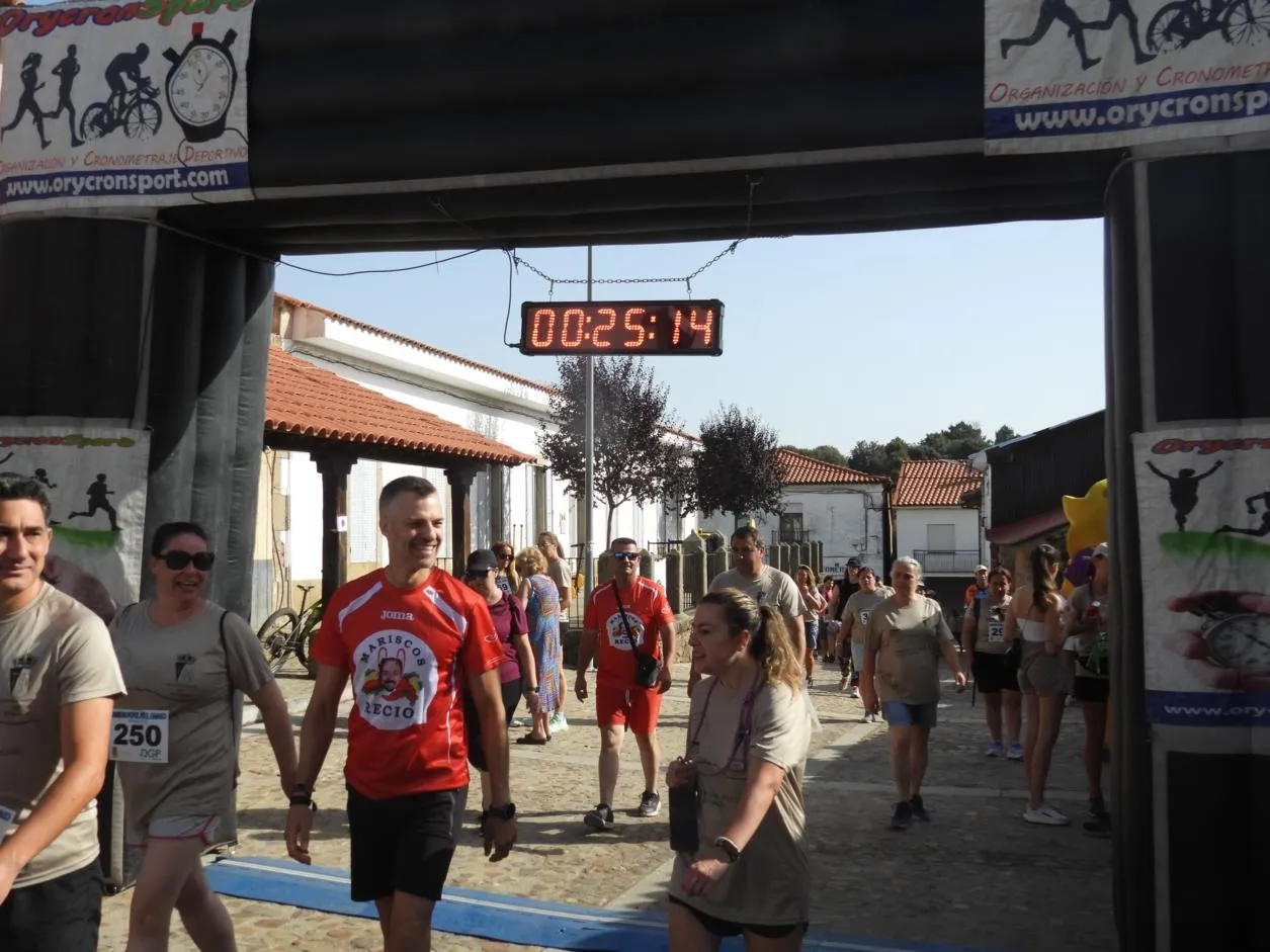 Foto 12 - El Cabaco se vuelca con la solidaridad y el deporte en su primera Carrera Popular a favor de Aerscyl