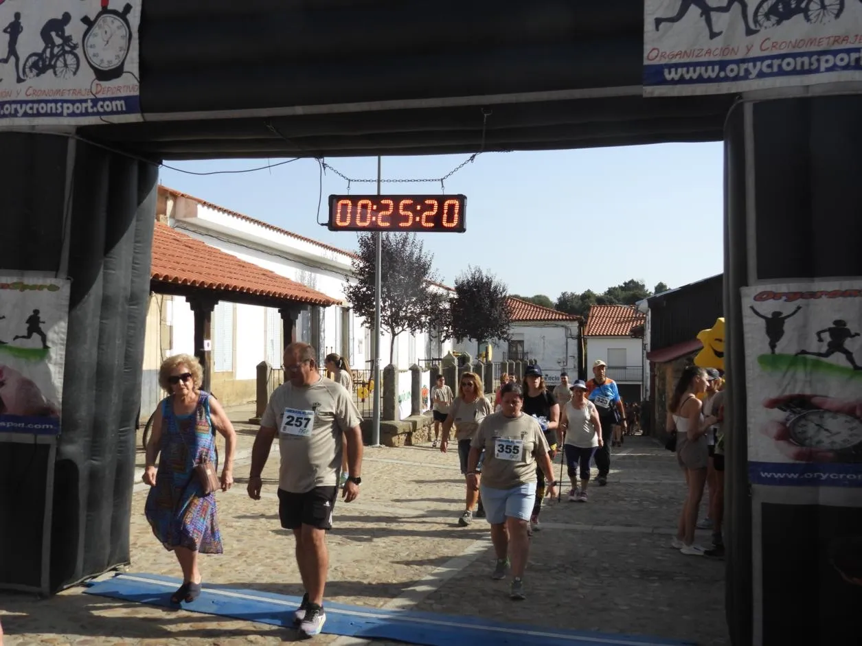 Foto 11 - El Cabaco se vuelca con la solidaridad y el deporte en su primera Carrera Popular a favor de Aerscyl