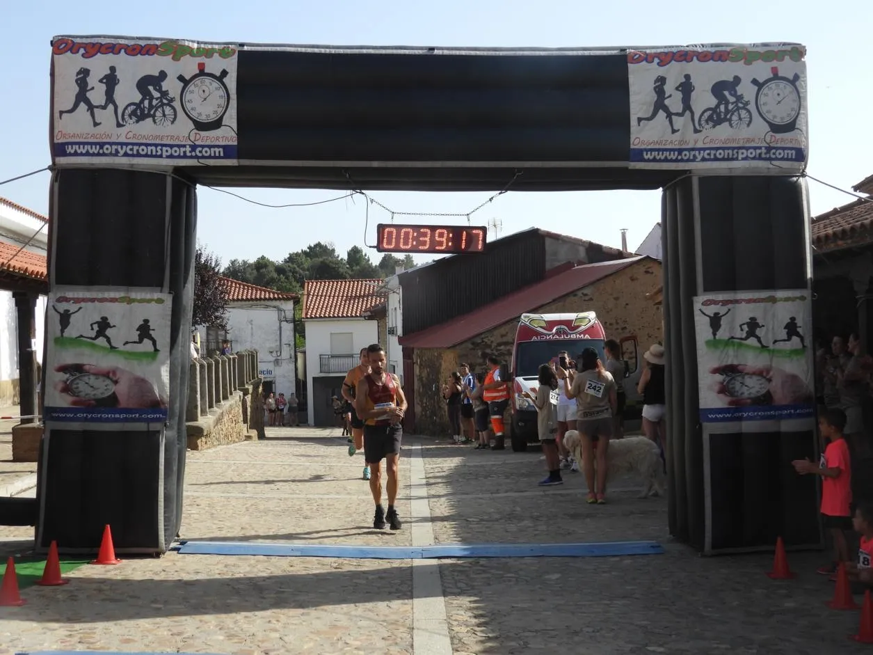 Foto 10 - El Cabaco se vuelca con la solidaridad y el deporte en su primera Carrera Popular a favor de Aerscyl