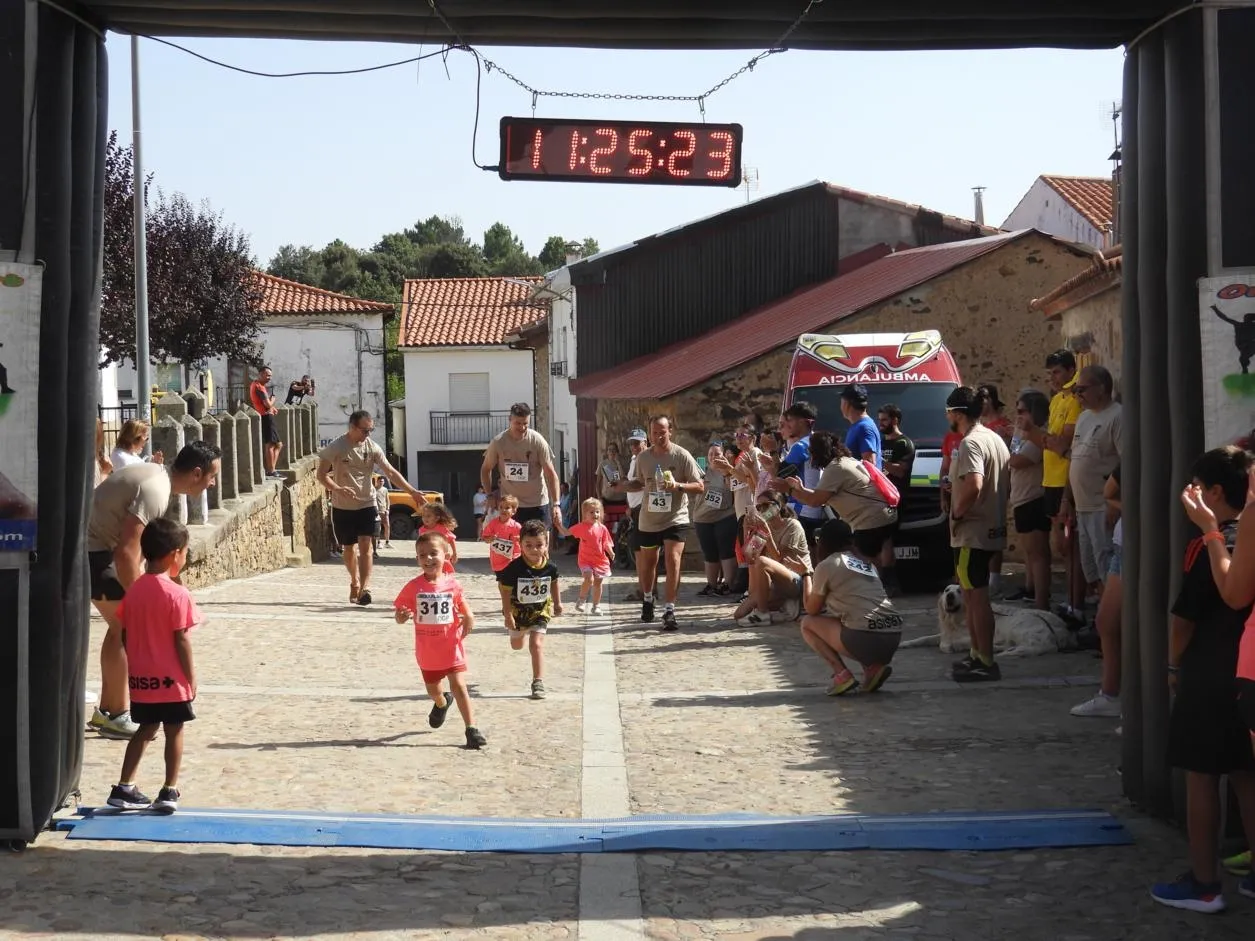 Foto 5 - El Cabaco se vuelca con la solidaridad y el deporte en su primera Carrera Popular a favor de Aerscyl