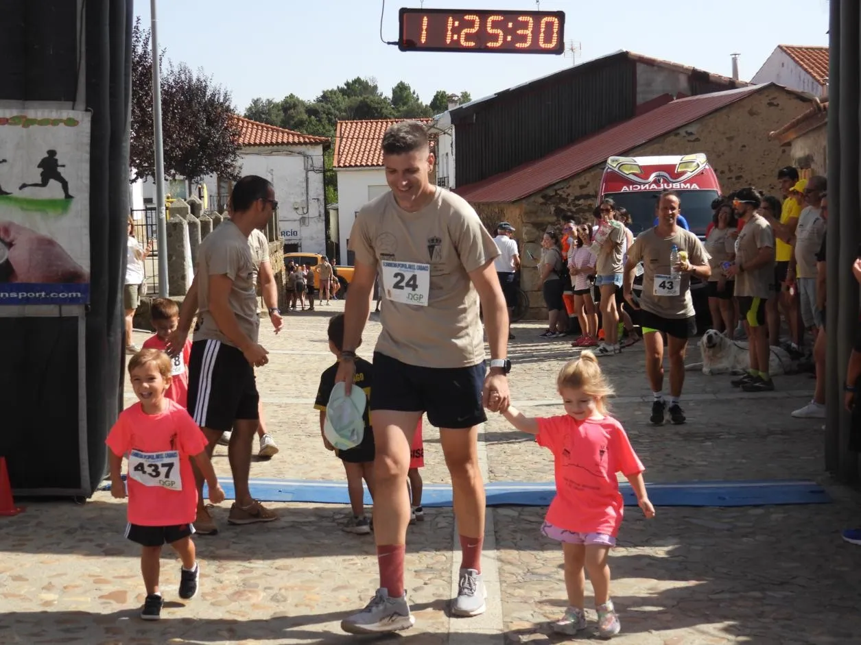 Foto 4 - El Cabaco se vuelca con la solidaridad y el deporte en su primera Carrera Popular a favor de Aerscyl