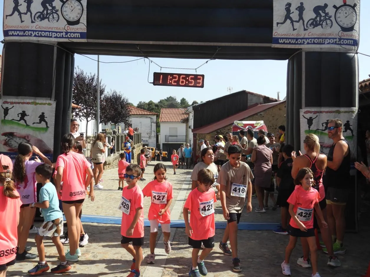 Foto 3 - El Cabaco se vuelca con la solidaridad y el deporte en su primera Carrera Popular a favor de Aerscyl
