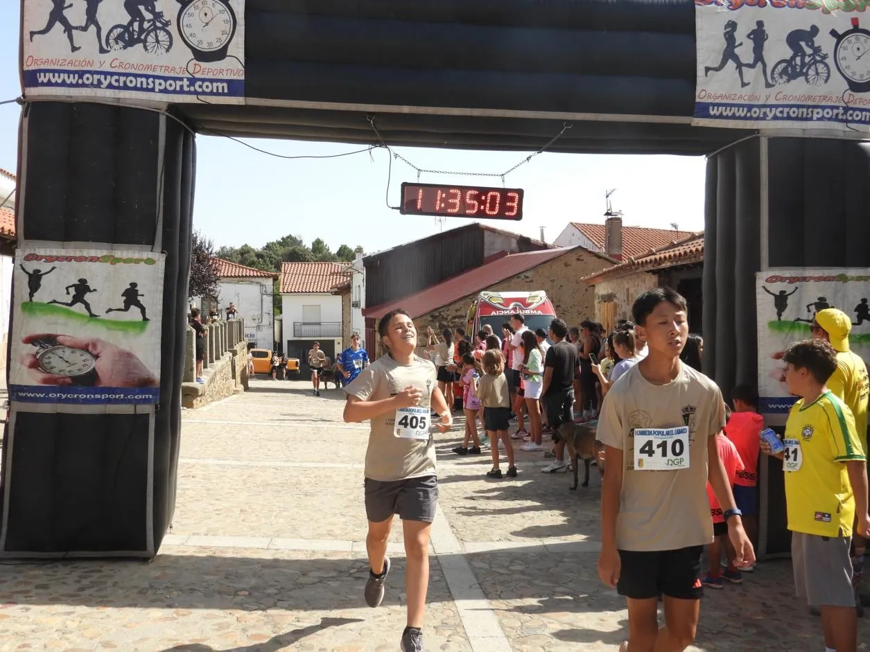 Foto 2 - El Cabaco se vuelca con la solidaridad y el deporte en su primera Carrera Popular a favor de Aerscyl
