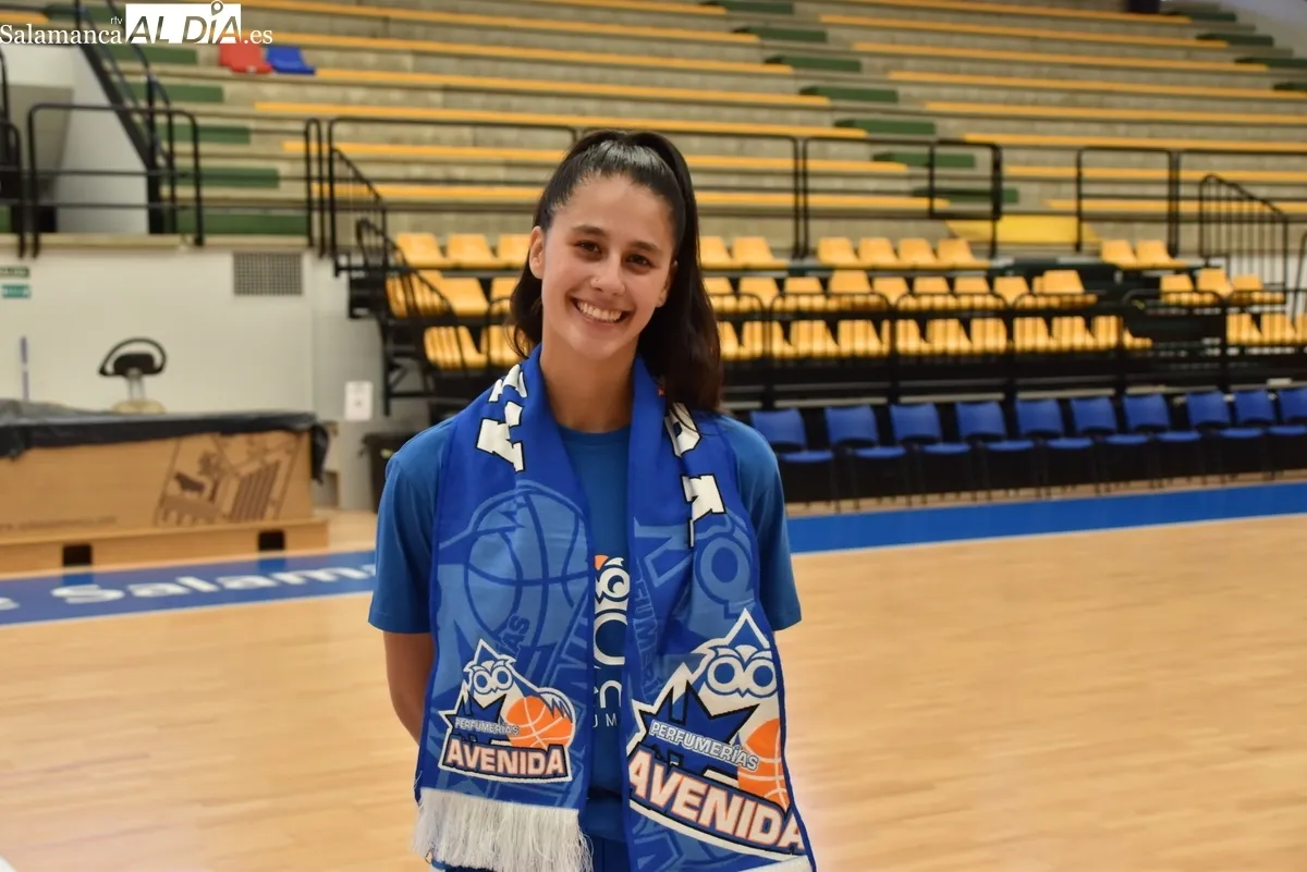 Presentación de la nueva jugadora del Avenida, Claudia Soriano. Fotos de Miguel González