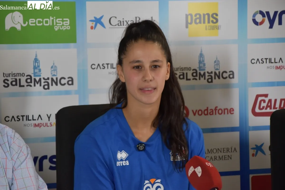 Presentación de la nueva jugadora del Avenida, Claudia Soriano. Fotos de Miguel González