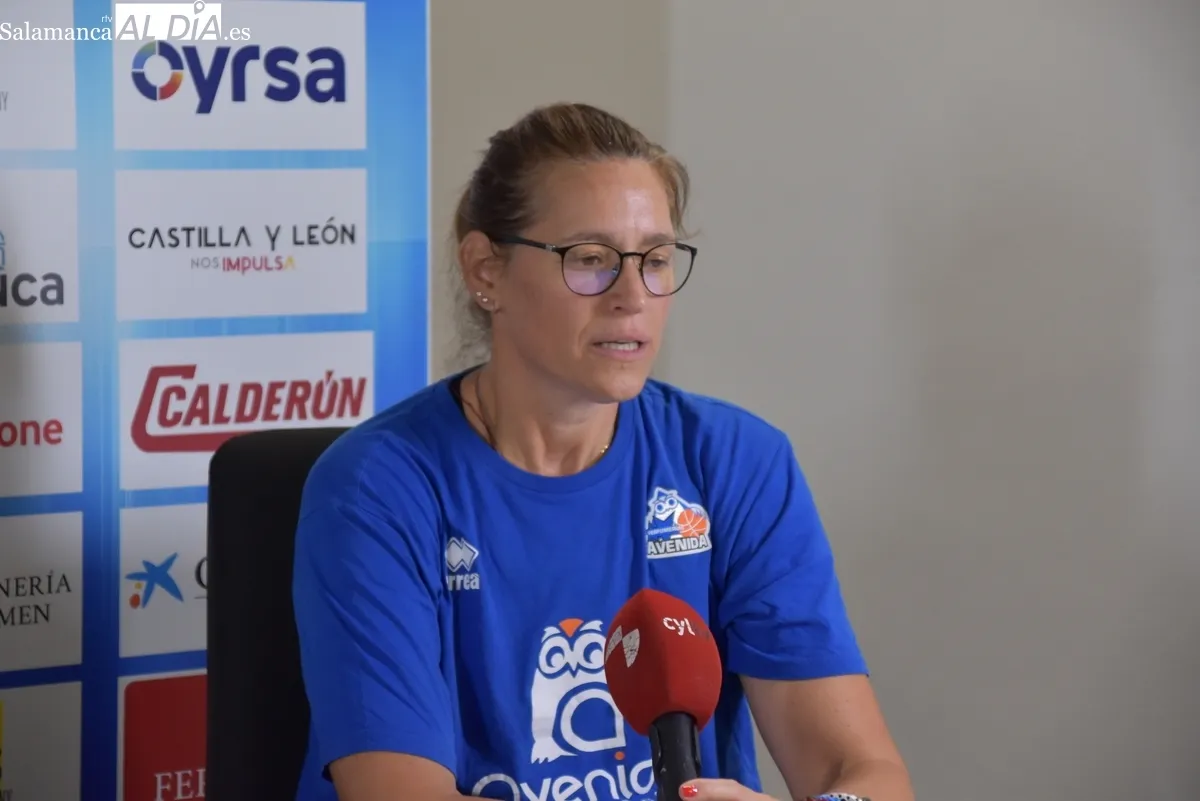 Presentación de la nueva jugadora del Avenida, Claudia Soriano. Fotos de Miguel González