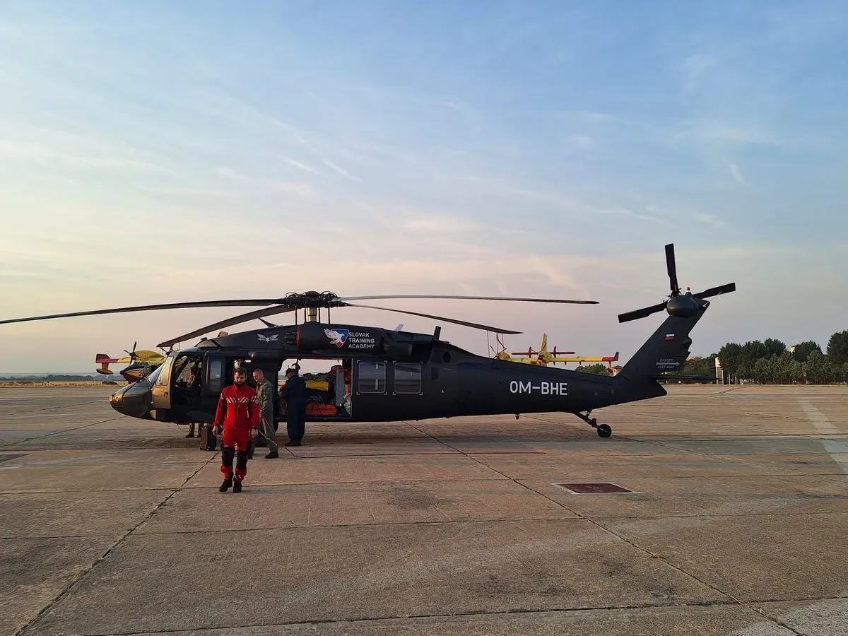 Dos helicópteros BlackHawk han llegado hoy a la base aérea de Matacán (Salamanca) para participar en el dispositivo de extinción de incendios 