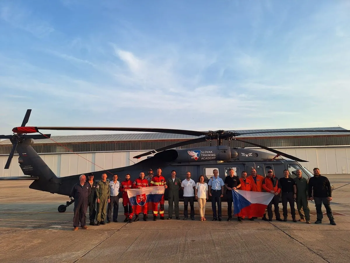 Dos helicópteros BlackHawk han llegado hoy a la base aérea de Matacán (Salamanca) para participar en el dispositivo de extinción de incendios 