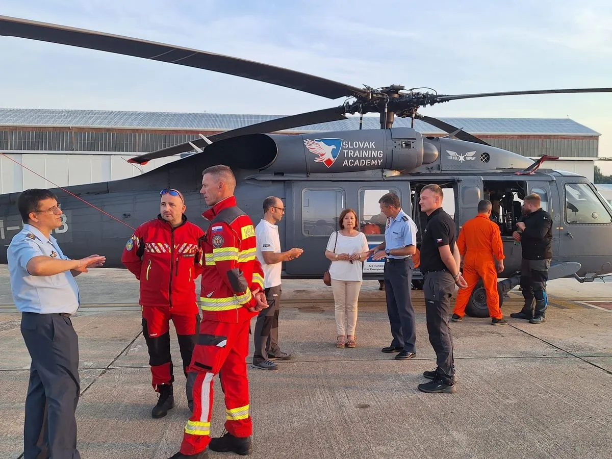 Dos helicópteros BlackHawk han llegado hoy a la base aérea de Matacán (Salamanca) para participar en el dispositivo de extinción de incendios 