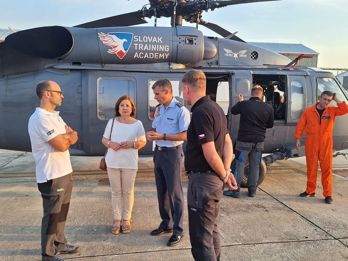 Dos helicópteros BlackHawk han llegado hoy a la base aérea de Matacán (Salamanca) para participar en el dispositivo de extinción de incendios 