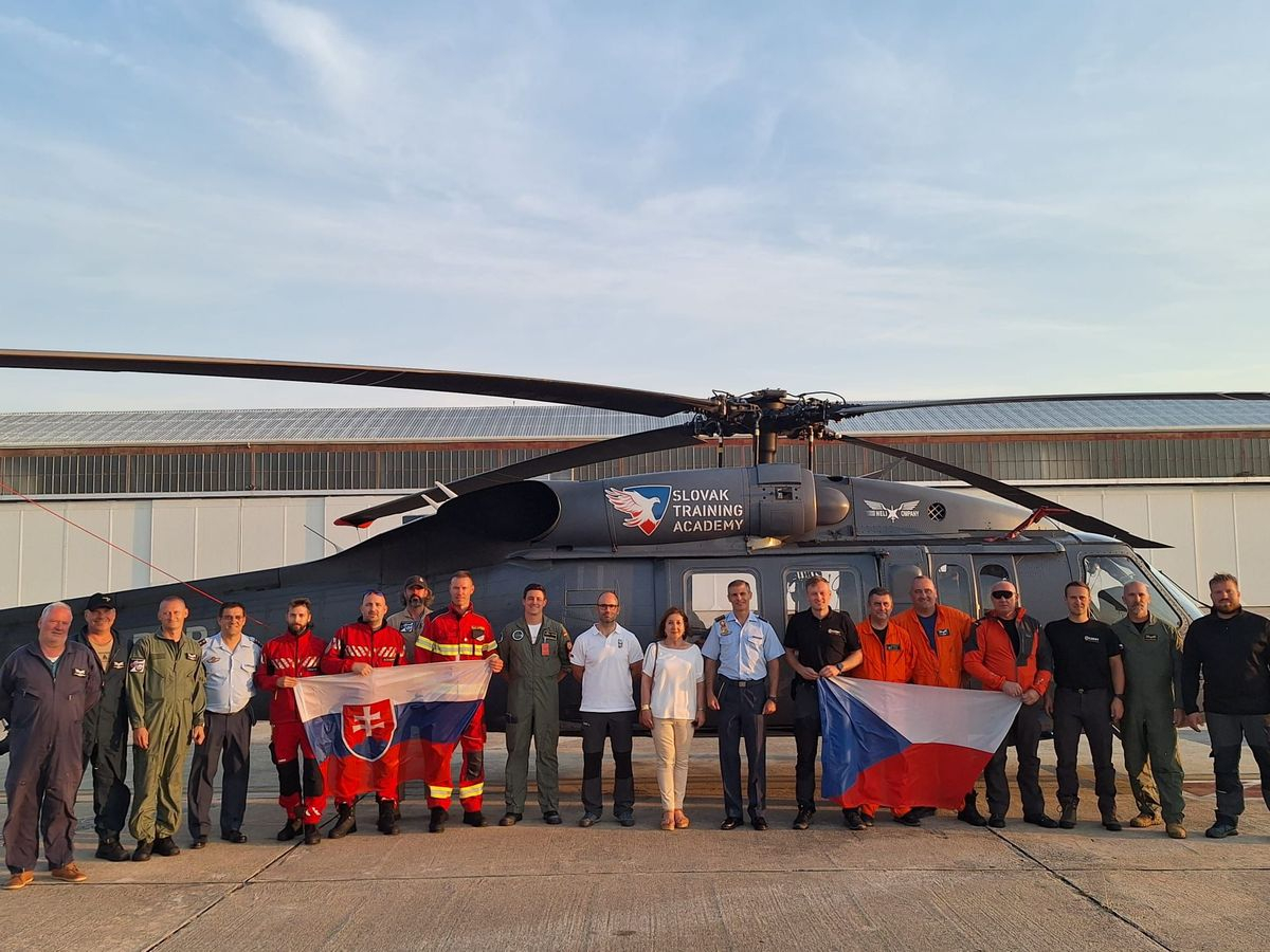 Dos helicópteros BlackHawk llegan a Matacán para la extinción de incendios