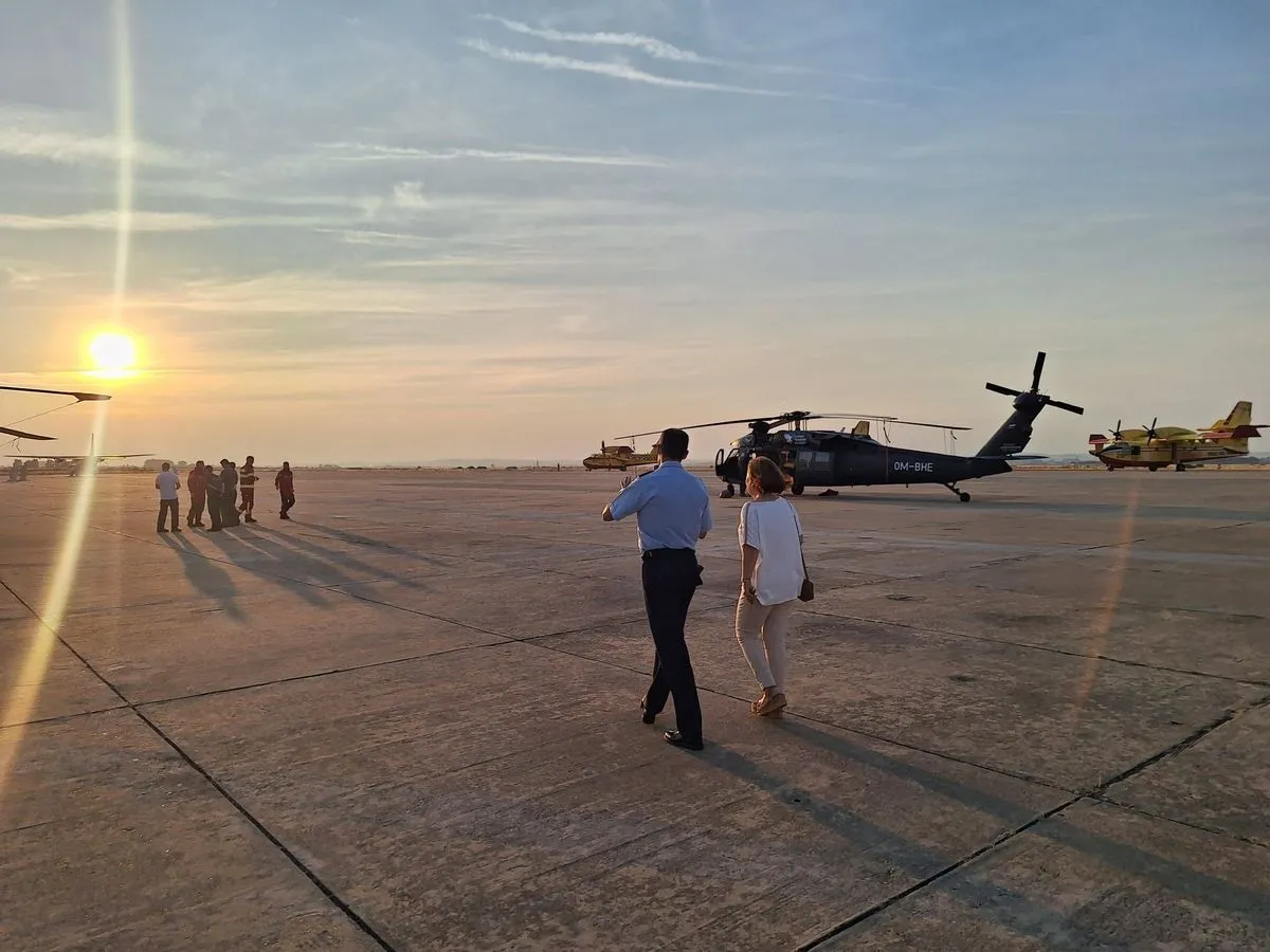 Dos helicópteros BlackHawk han llegado hoy a la base aérea de Matacán (Salamanca) para participar en el dispositivo de extinción de incendios 