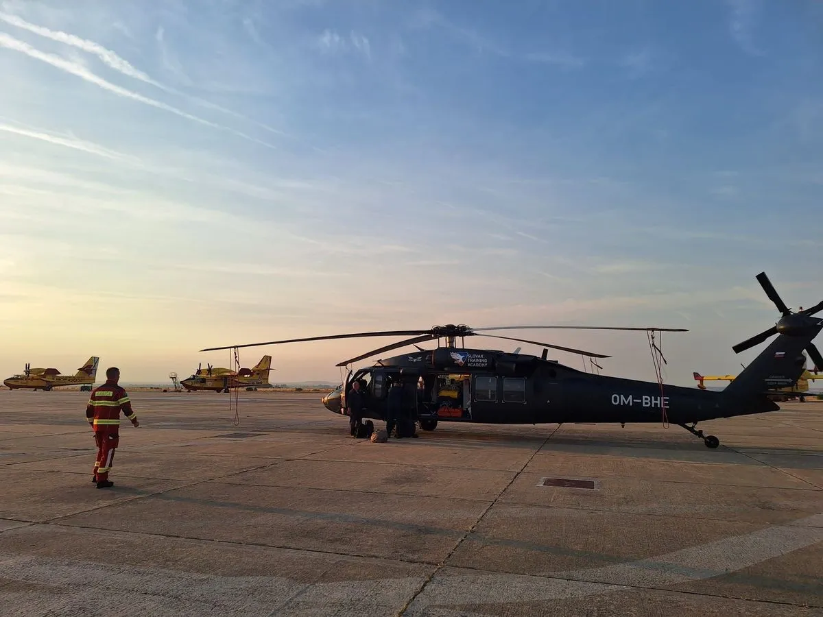 Dos helicópteros BlackHawk han llegado hoy a la base aérea de Matacán (Salamanca) para participar en el dispositivo de extinción de incendios 