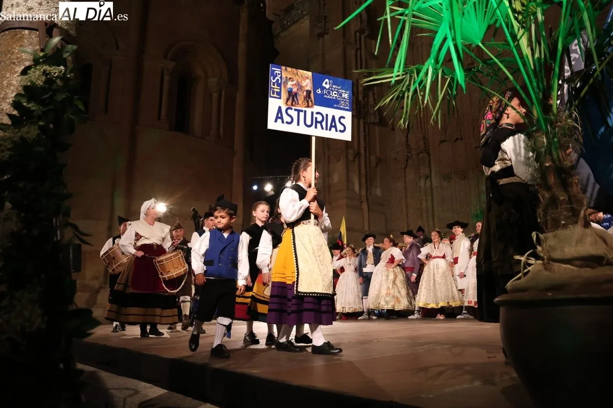 El folclore de Colombia, Valencia y Asturias se une al de Lumbrales en el Patio Chico | FOTOS: David Sañudo 