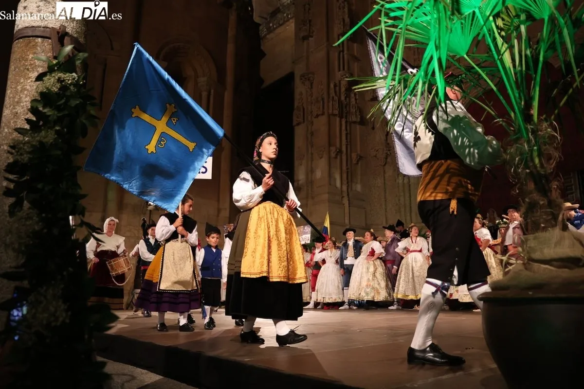 El folclore de Colombia, Valencia y Asturias se une al de Lumbrales en el Patio Chico | FOTOS: David Sañudo 