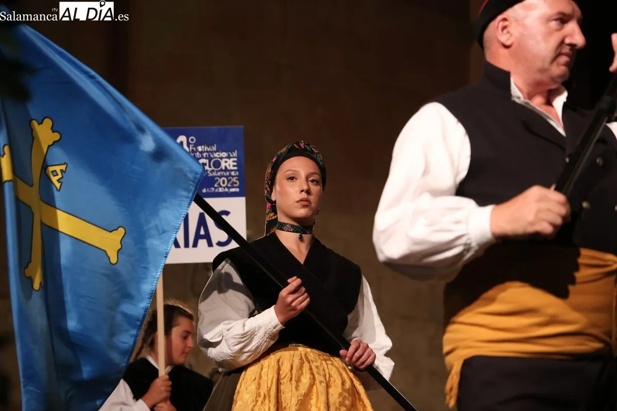 El folclore de Colombia, Valencia y Asturias se une al de Lumbrales en el Patio Chico | FOTOS: David Sañudo 