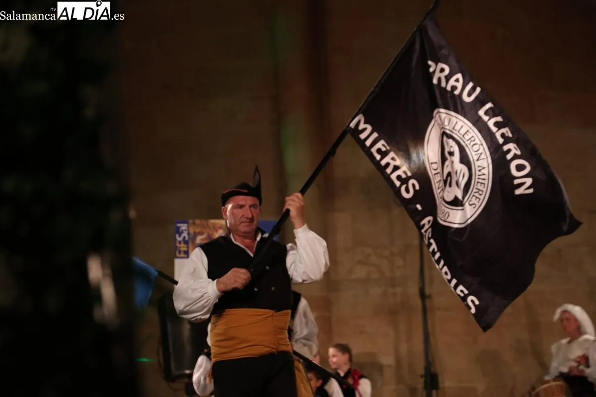 El folclore de Colombia, Valencia y Asturias se une al de Lumbrales en el Patio Chico | FOTOS: David Sañudo 