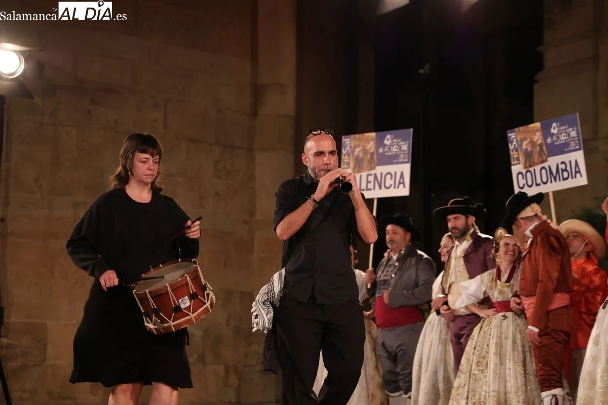 El folclore de Colombia, Valencia y Asturias se une al de Lumbrales en el Patio Chico | FOTOS: David Sañudo 