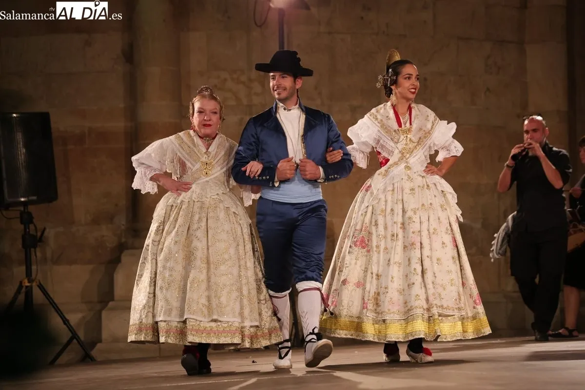 El folclore de Colombia, Valencia y Asturias se une al de Lumbrales en el Patio Chico | FOTOS: David Sañudo 